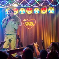 Peter (Heinz Strunk) will Partyschlagerstar auf Malle werden.