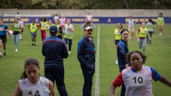 Wieder an der Seitenlinie: Ted Lasso. Hier mit seiner Assistenztrainerin Alice Chilton.