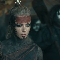 Thusnelda (Jeanne Goursaud) muss erneut die Kriegsbemalung auftragen.