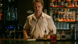 Jeder Griff musste sitzen: Sven Schelker als blinder Barkeeper.