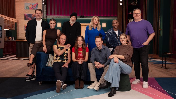 Max Giermann, Michelle Hunziker, Torsten Sträter, Barbara Schöneberger, Teddy Teclebrhan, Elton (hinten, v. l.); Olaf Schubert, Carolin Kebekus, Bully Herbig, Hill (vorne, v. l.).