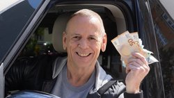 Thomas Hackenberg stellt Ahnungslosen im «Quiz Taxi» knifflige Fragen.