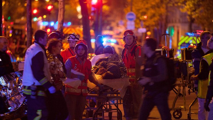 Sanitäter und Polizei bringen verletzte Besucher aus dem Bataclan-Saal in Sicherheit.