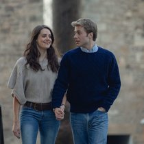 Eine junge Liebe entzückt die Royalfans: Kate (Meg Bellamy) und William (Ed Mc Vey).