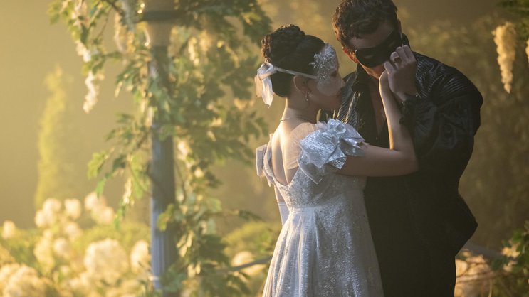 Die schöne Unbekannte (Yerin Ha) verdreht Benedict Bridgerton (Luke Thompson) den Kopf.