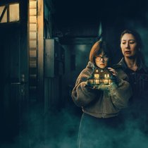 Was verbindet Jessie (Elisa Hofmann) und Tochter Mila (Purnima Grätz) mit dem mysteriösen Haus?