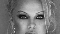 Pur und echt: Pamela Anderson bei Netflix.
