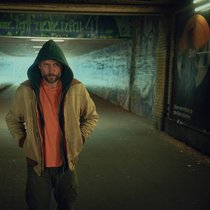 Mike Atlas (Max Riemelt) ist ein sehr gepflegter Randständiger: