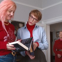 Mutter (Rampling, r.) lädt ihre zwei Töchter (Krieps & Blanchett) zum Tee.