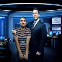 Unfähig und arrogant: Nick Mohammed und David Schwimmer (r.) als Cyber-Experten.