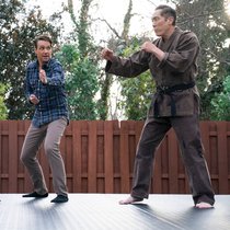 Johnny Lawrence (William Zabka, l.), Daniel LaRusso (Ralph Macchio, M.) und Chozen (Yuji Okumoto, r.) bringen sich zum allerletzten Mal in Kampfpose.