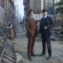 Haben sich angefreundet: James Moriarty (Finn, l.), Sherlock Holmes (Fiennes Tiffin).