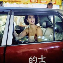 Emmanuelle (Noémie Merlant) inspiziert in Hongkong Luxushotels.