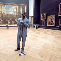 Gut getarnt: Meisterdieb Assane (Omar Sy) «recherchiert» im Louvre.