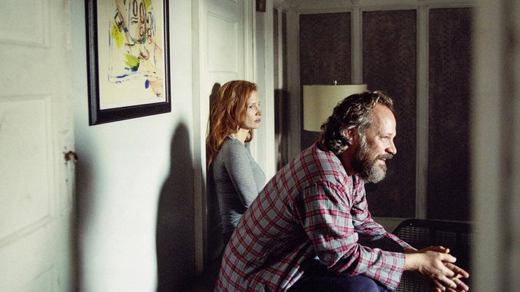 Sylvia (Jessica Chastain) kümmert sich um den dementen Saul (Peter Sarsgaard).