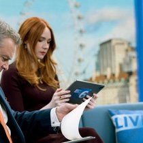 Starmoderator Douglas Bellowes (Hugh Bonneville) wird wegen Sexismus angeprangert.