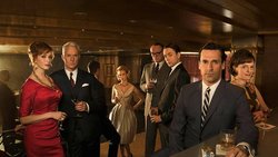 Chic & smart: Starwerber Don Draper (Jon Hamm, 2. v. r.) mit seiner Entourage.