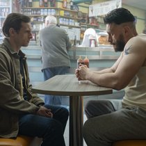 Stiefbrüder: Niall (Jamie Bell, l.) und Ruben (Richard Gadd).