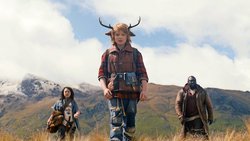 Mit seinen Begleitern Bear und Tommy erforscht Gus die Welt.