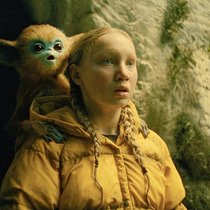 Yuri (Helena Zengel) versteht die Pfeif-Sprache des Ochi-Babys.