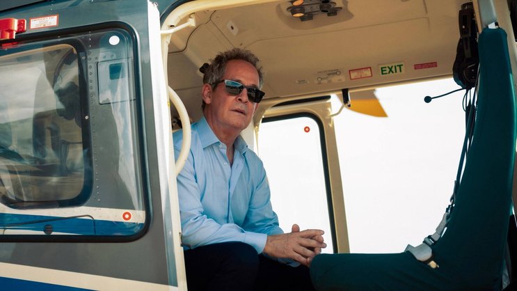 Der superreiche Unternehmer Cameron Beck (Tom Hollander) hält in «The Iris Affair» die Fäden der Tech-Welt in der Hand – und gibt ihrer Ambivalenz ein Gesicht.