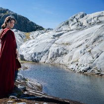 Die Mutter von Theo und Tirharad: Bronwyn (Nazanin Boniadi).
