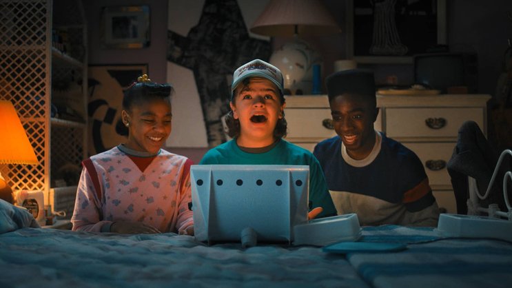 Erica, Dustin und Lucas (v. l.) kontaktieren ihre Freunde in der finsteren Parallelwelt.