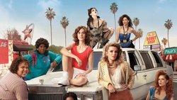 Tough Cookies: Ruth und Debbie (Mitte, v. l.) sind die Königinnen im Netflix-Wrestling-Ring.