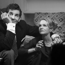 Lenny (Bradley Cooper), Felicia (Carey Mulligan) und das Accessoire jener Zeit: die Zigarette.