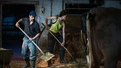 Michi (Julian Koechlin) und Sarah (Sophie Hutter) sind am Ackern auf der Neumatt.