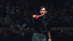 Euch zeig ich’s! Marty (Timothée Chalamet) beim Tischtennisturnier.