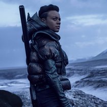 Kriegerin: Salvor Hardin (Leah Harvey) spürt, dass der Untergang naht.