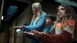 Kim Riedle als Mutter Lena, Sammy Schrein als Jonathan und Naila Schuberth als Hannah in «Liebes Kind».