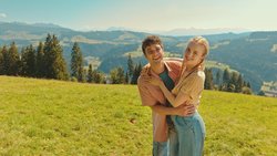 Schwören sich ewige Liebe: Daneli (Luca Hänni) und sein Schätzli Heidi (Elena Flury).