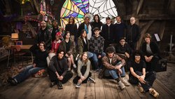 Am Set von «Wednesday» (v.l.): Georgie Farmer, Victor Dorobantu, Luyanda Unati Lewis-Nayo, Joy Sunday, Owen Painter, Emma Myers, Billie Piper, Jenna Ortega, Evie Templeton, Luis Guzman, Isaac Ordonez, Catherine Zeta-Jones, Alfred Gough, Noah Taylor, Miles Millar, Tim Burton, Steve Buscemi, Moosa Mostafa und Hunter Doohan.