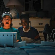 Erica, Dustin und Lucas (v. l.) kontaktieren ihre Freunde in der finsteren Parallelwelt.