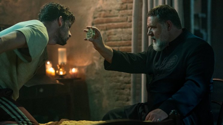 Im Auftrag des Papstes: Gabriele Amorth (Russell Crowe) führt Exorzismen durch.