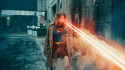 Supergirl (Milly Alcock) ist auch in der Metall­verarbeitung tätig.