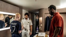 «Unwanted»: Die Flüchtlinge im Diskurs mit der Schiffsbesatzung.