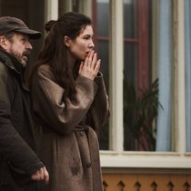 Lejla (Léonie Vincent) durchlebt ihr Kindheitstrauma erneut.