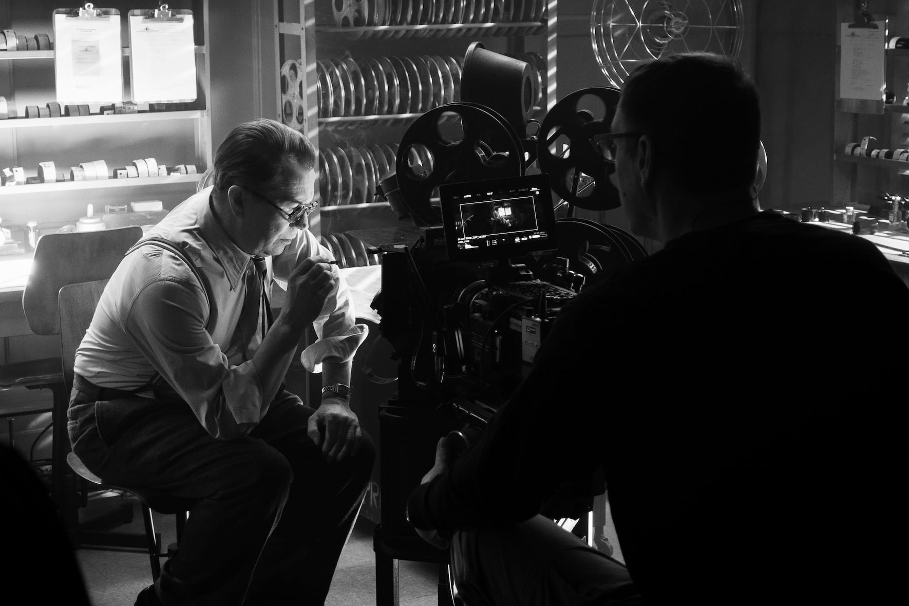 MANK (2020)David FincherÕs MANK is a scathing social critique of 1930s Hollywood through the eyes of alcoholic screenwriter Herman J. Mankiewicz (Gary Oldman) as he races to finish the screenplay of Citizen Kane for Orson Welles. Gary Oldman on the set of Mank. Cr. Nikolai Loveikis.