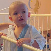 Tapfer: Der kleine Noliam hängt 12 Stunden pro Tag an der Dialysemaschine.