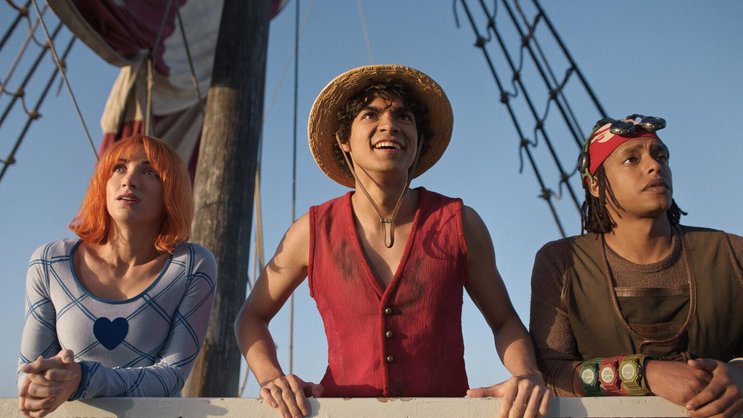 Jungpirat Ruffy (Iñaki Godoy, M.) kann wieder auf seine Freunde zählen, zum Beispiel Nami (Emily Rudd) und Usopp (Jacob Romero).