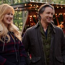 Mel (Alexandra Breckenridge) und Jack (Martin Henderson) in Weihnachtsstimmung.
