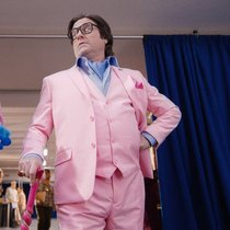 Ohne Frauen wie Robbie (Elizabeth Banks) hätte der narzisstische Spielzeugverkäufer (Zach Galifianakis) sein Plüschimperium niemals aufbauen können.