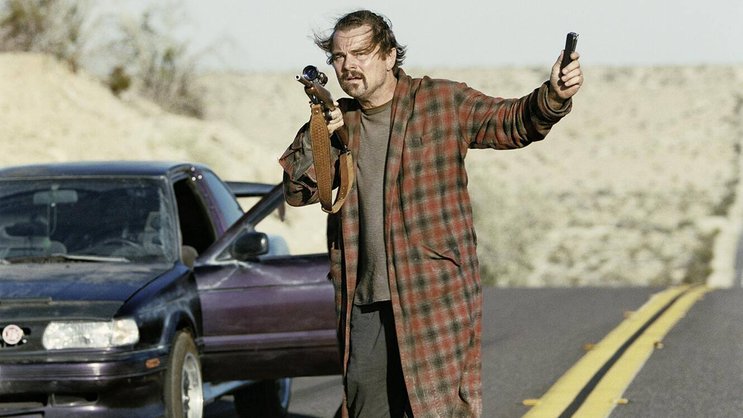 Bob (Leonardo DiCaprio) ist auf der Flucht vor Colonel Lockjaw (Sean Penn).