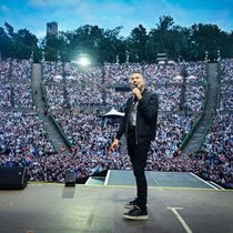 Gute Laune, volles Haus: Sebastian Fitzek auf der Berliner Waldbühne.