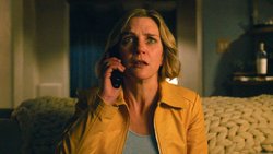 Bei Autorin Carol (Rhea Seehorn) zeigt das Glücksvirus keinerlei Wirkung.
