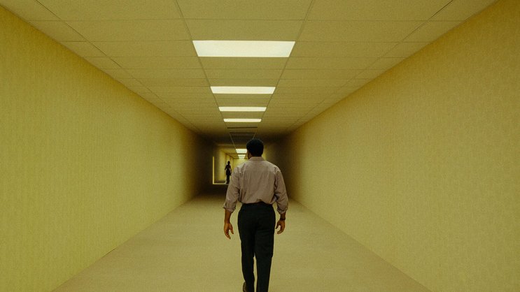 Verloren im gelben Labyrinth: Der unendliche Albtraum «Backrooms» kommt am 18. Juni 2026 in die Schweizer Kinos.