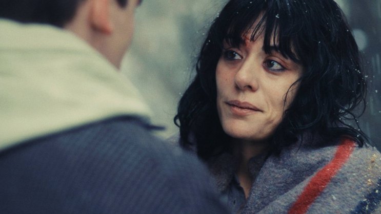 Haare geschnitten und gefärbt: Giulia (Sofia Essaïdi) auf der Flucht.